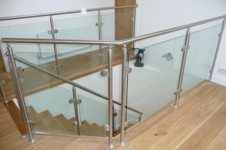 grapa para fixação de vidro