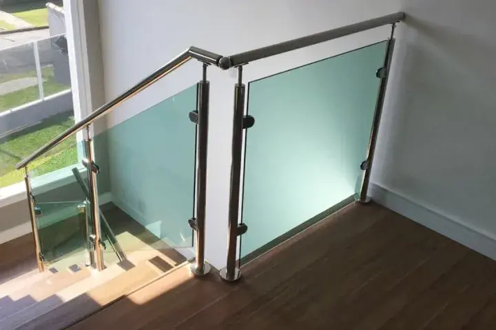 acessórios inox com peças de alta resistência para corrimão