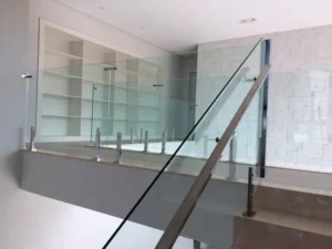 guarda corpo de vidro com peças em inox