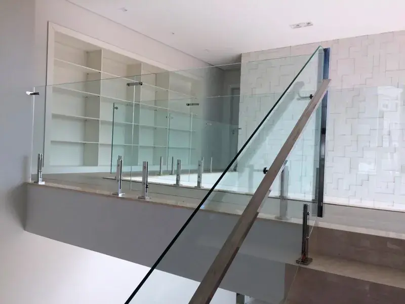 guarda corpo de vidro com peças em inox
