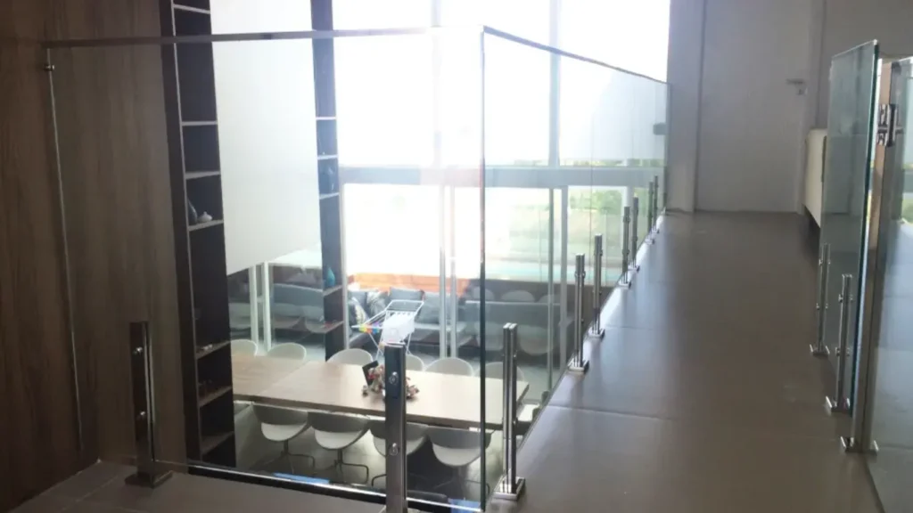 guarda corpo de inox com vidro para sacada