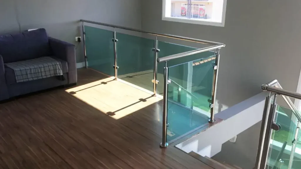 guarda corpo inox com vidro e presilhas