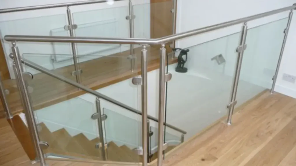 escada de inox fixada em guarda corpo