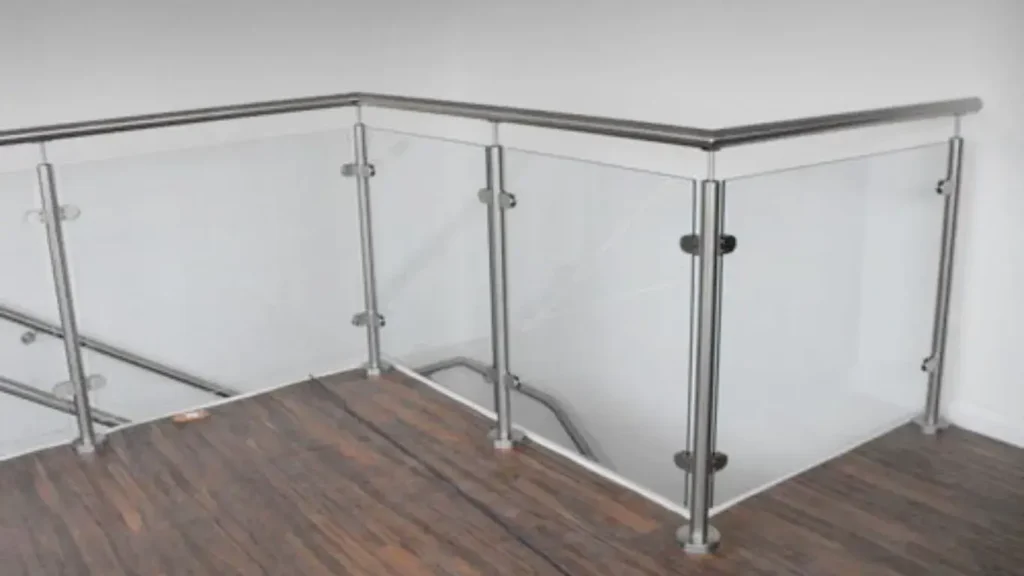 guarda corpo limitando ambiente com peças de inox