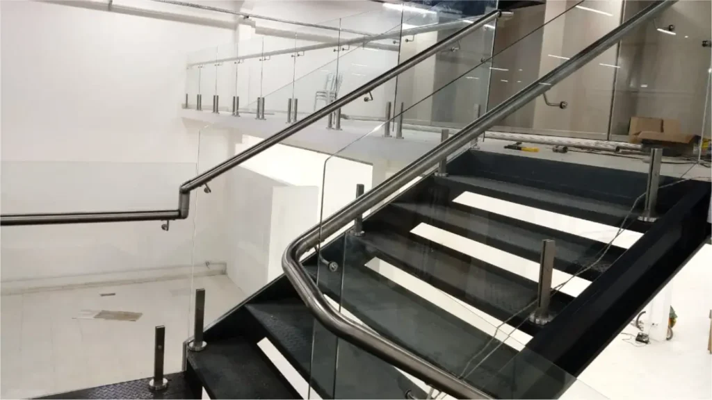 torre instalada em guarda corpo de vidro